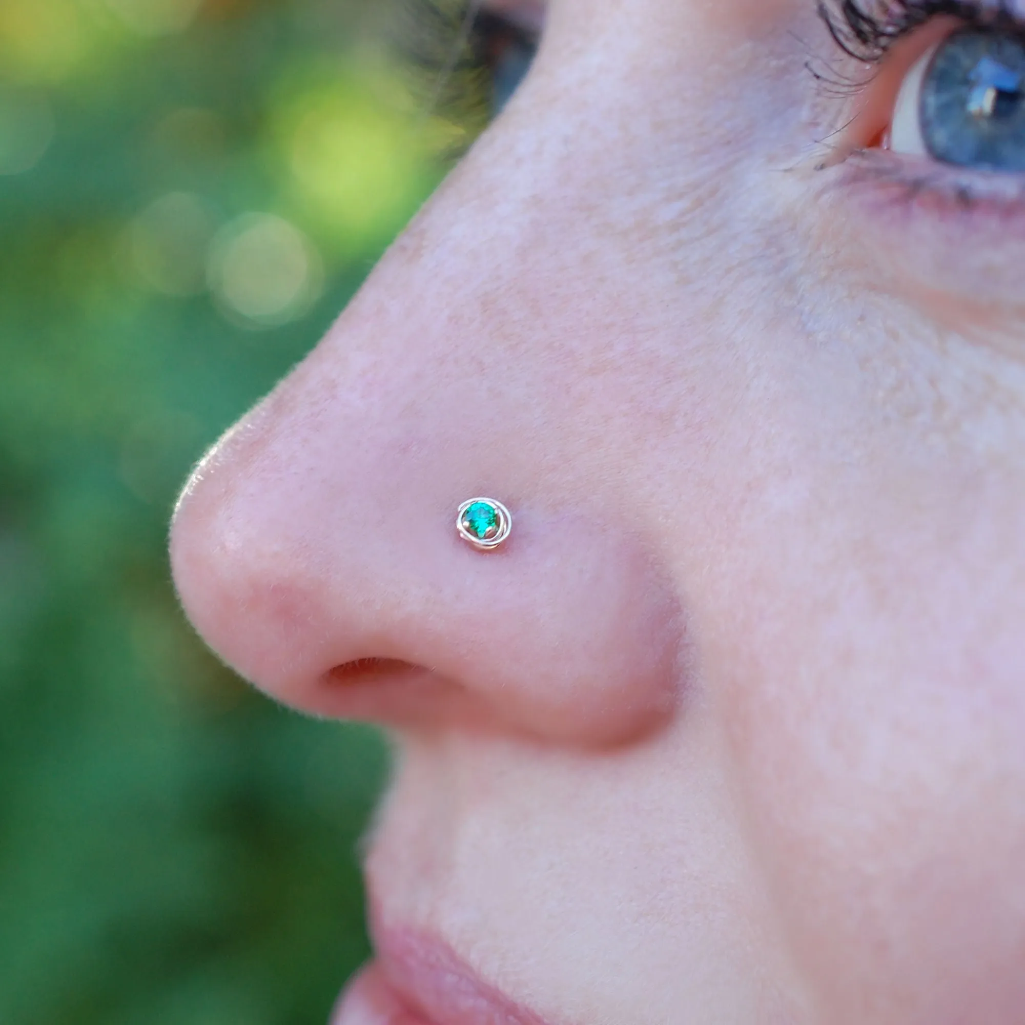 Tangled Emerald Nose Stud in Gold 2mm Stone